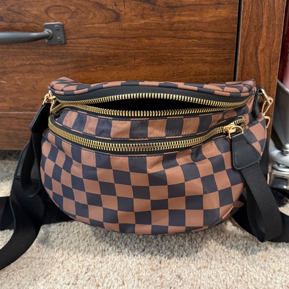 Elegant Checkered Crossbody Bag with Gold Zippers